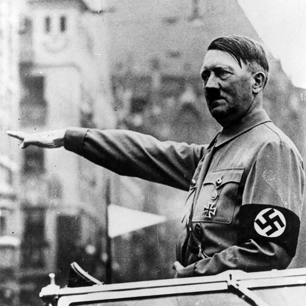 Адольф Гитлер зигует